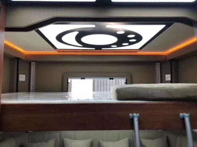 难得一见的越野之王 Unimog奔驰乌尼莫克房车实拍 独立后仓