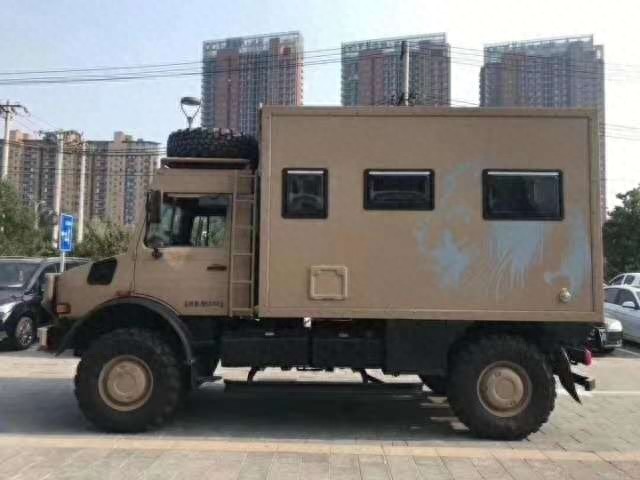 难得一见的越野之王 Unimog奔驰乌尼莫克房车实拍 独立后仓