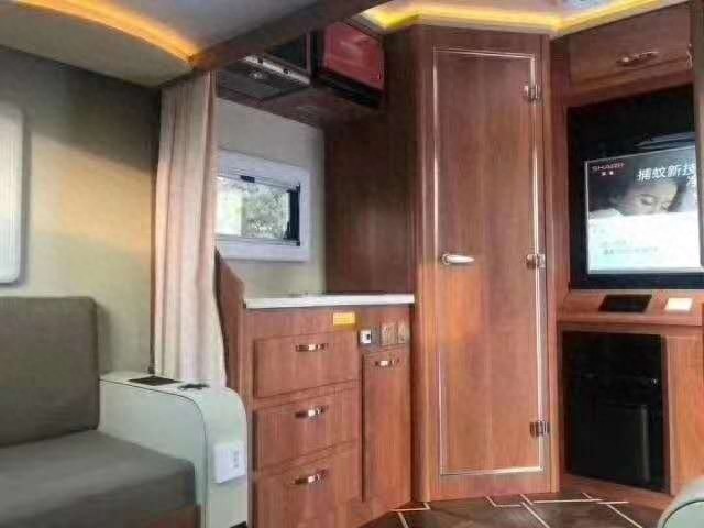 难得一见的越野之王 Unimog奔驰乌尼莫克房车实拍 独立后仓