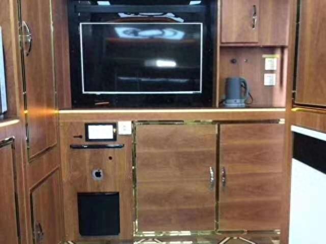 难得一见的越野之王 Unimog奔驰乌尼莫克房车实拍 独立后仓