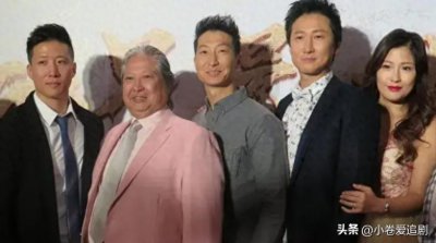​刘奕儿与洪天祥出席洪金宝荣誉博士颁授仪式，十指紧扣恩爱有加