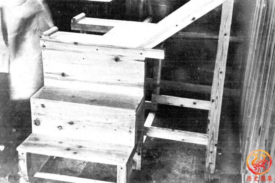 日军设立的慰安所老照片：图四是被解救的慰安妇，图十日军很无耻