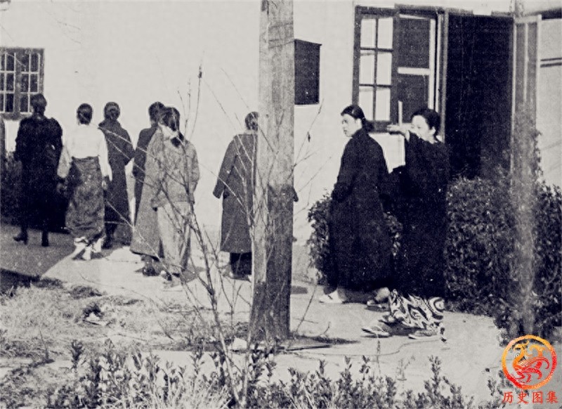 日军设立的慰安所老照片：图四是被解救的慰安妇，图十日军很无耻