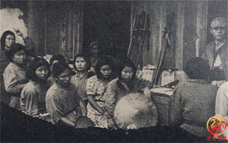 日军设立的慰安所老照片：图四是被解救的慰安妇，图十日军很无耻