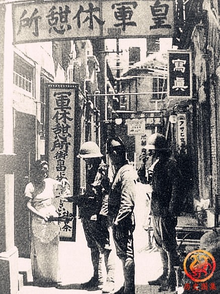 日军设立的慰安所老照片：图四是被解救的慰安妇，图十日军很无耻