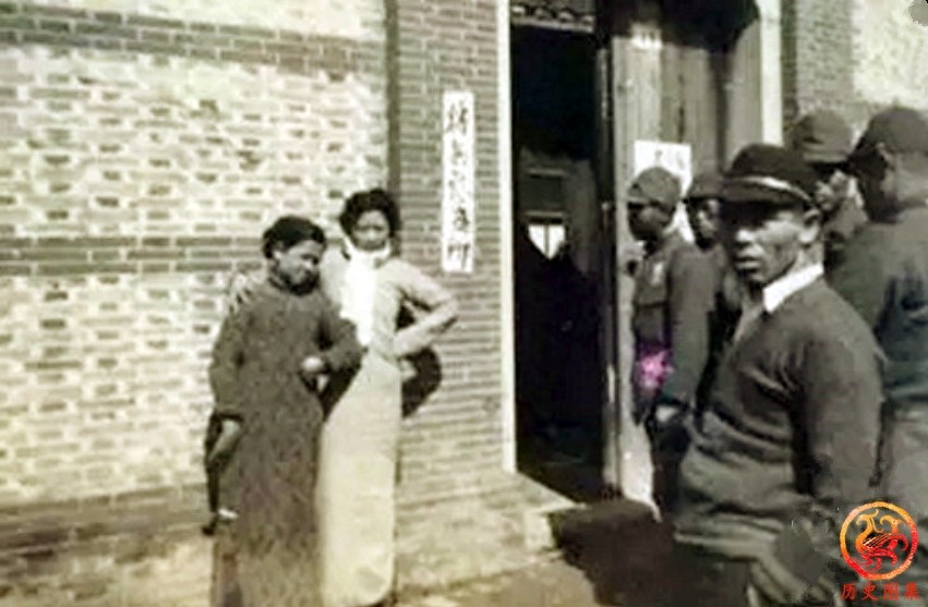 日军设立的慰安所老照片：图四是被解救的慰安妇，图十日军很无耻