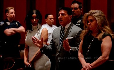 ​CardiB又被送上法庭穿奶白修身裙，移除95%填充物的臀部仍庞大