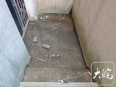 ​合肥一小区楼栋渗水 现场还能听到水流声 物业回应：系排水管道泄露所致