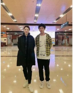 ​董卿跟路人合影，素颜普通跟漂亮不沾边，穿着低调但一股书香气！