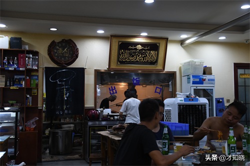 到陕西必吃的一种当地小吃—羊肉泡馍！顺便听一下羊肉泡馍的来历