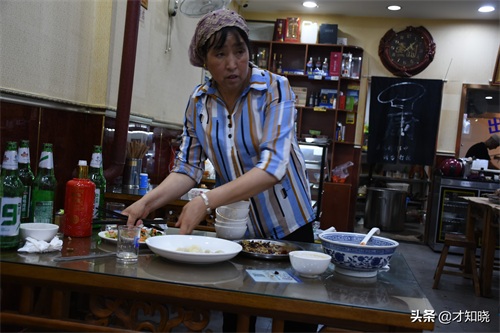 到陕西必吃的一种当地小吃—羊肉泡馍！顺便听一下羊肉泡馍的来历