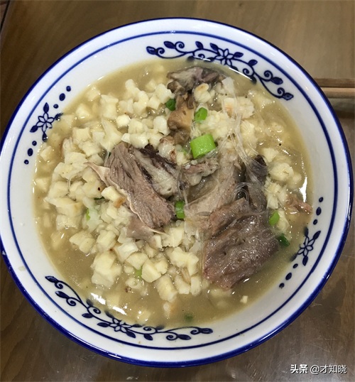 到陕西必吃的一种当地小吃—羊肉泡馍！顺便听一下羊肉泡馍的来历