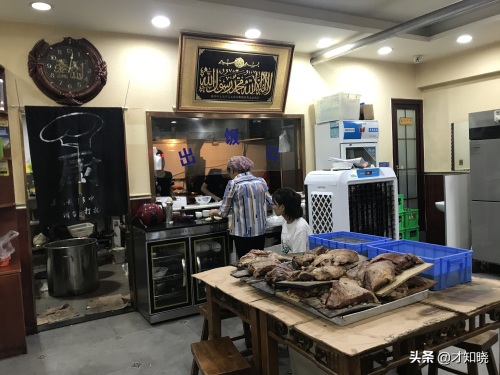 到陕西必吃的一种当地小吃—羊肉泡馍！顺便听一下羊肉泡馍的来历