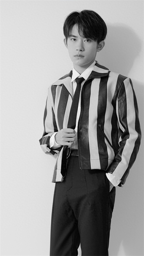 易烊千玺条纹正装酷帅高冷黑白写真手机壁纸