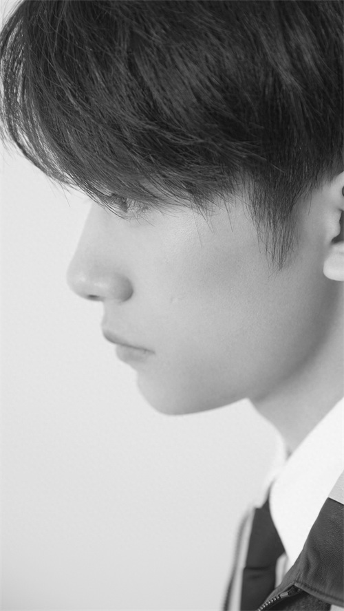 易烊千玺条纹正装酷帅高冷黑白写真手机壁纸