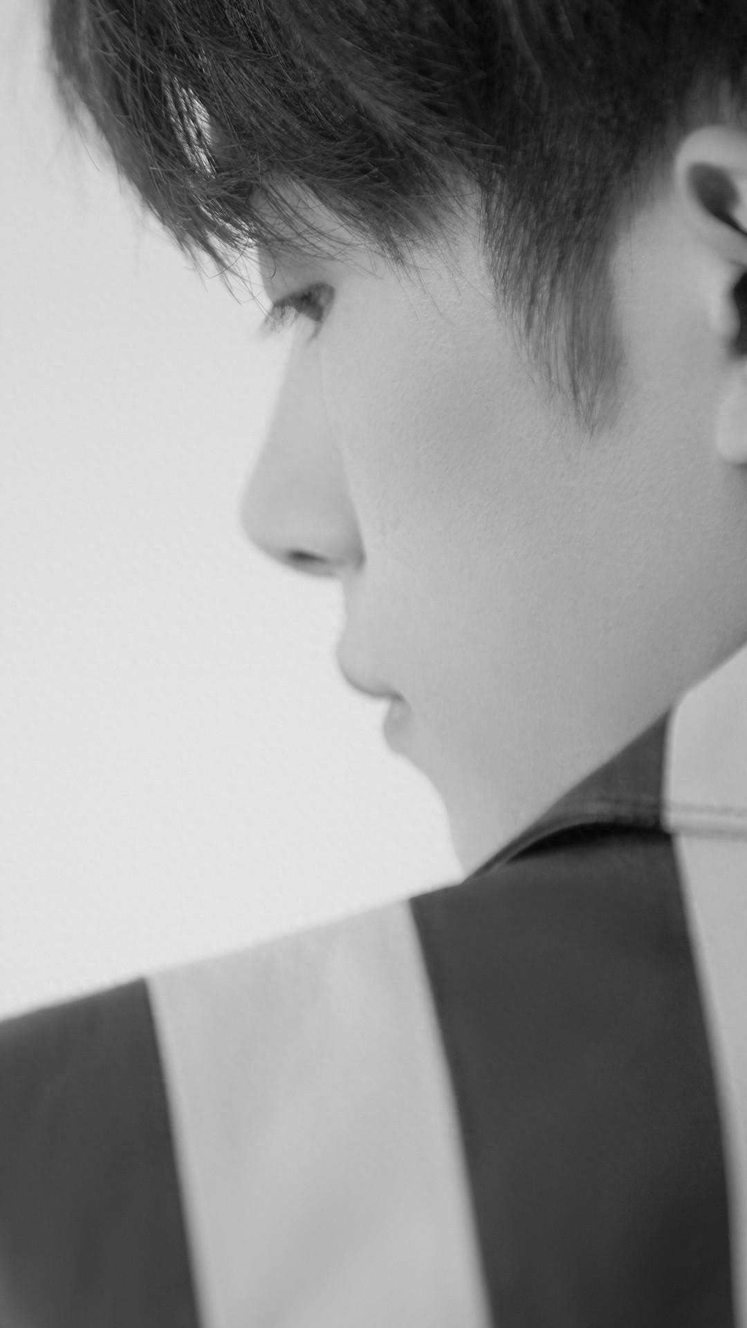 易烊千玺条纹正装酷帅高冷黑白写真手机壁纸