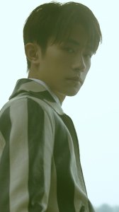 ​易烊千玺条纹正装酷帅高冷黑白写真手机壁纸