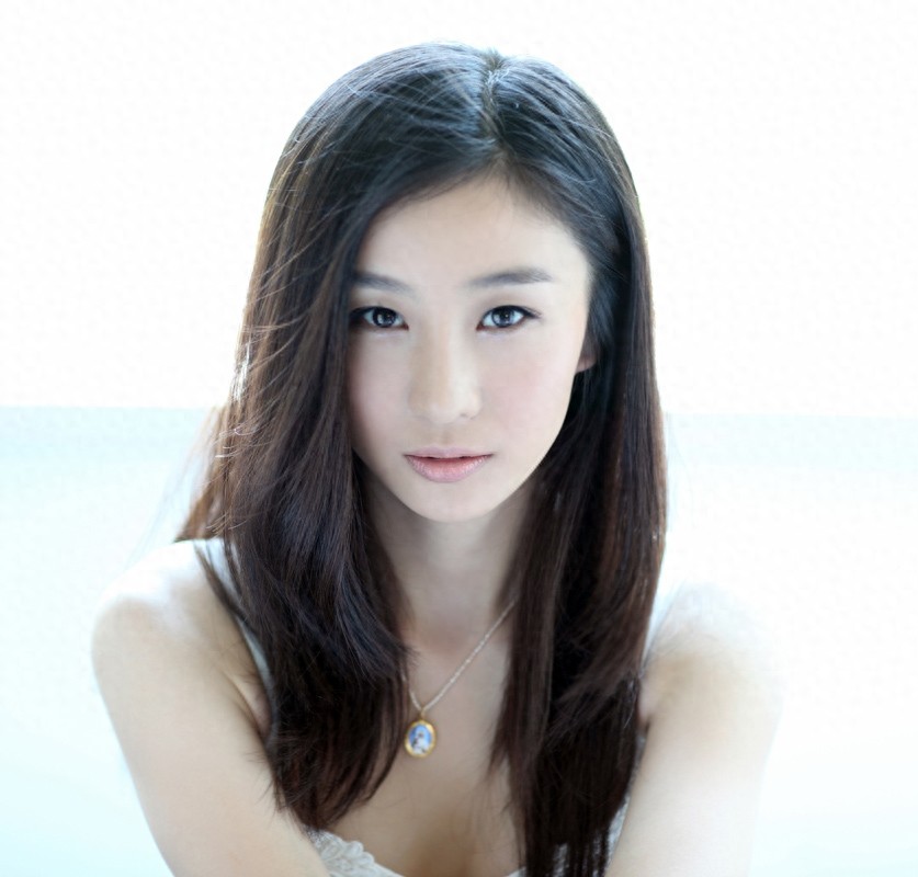 陶慧娜因拥有清澈透明的双眸、灿烂甜美的笑容，而被誉为军中之花