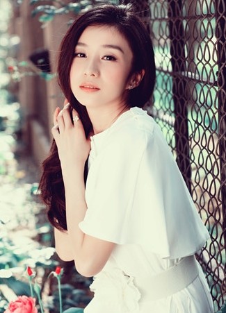 陶慧娜因拥有清澈透明的双眸、灿烂甜美的笑容，而被誉为军中之花