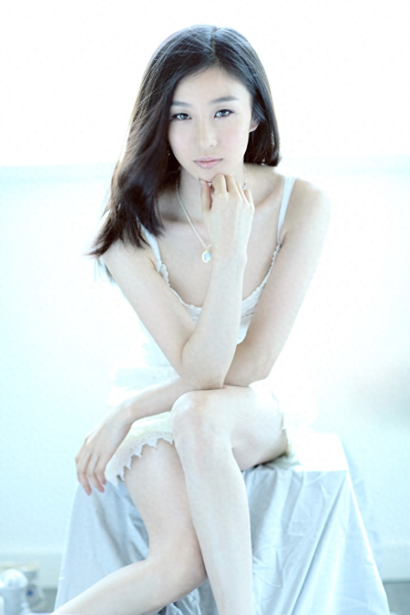 陶慧娜因拥有清澈透明的双眸、灿烂甜美的笑容，而被誉为军中之花