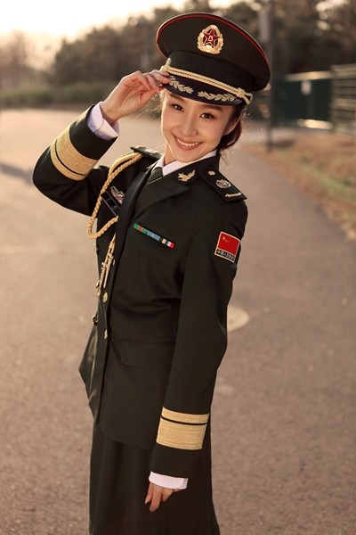 陶慧娜因拥有清澈透明的双眸、灿烂甜美的笑容，而被誉为军中之花