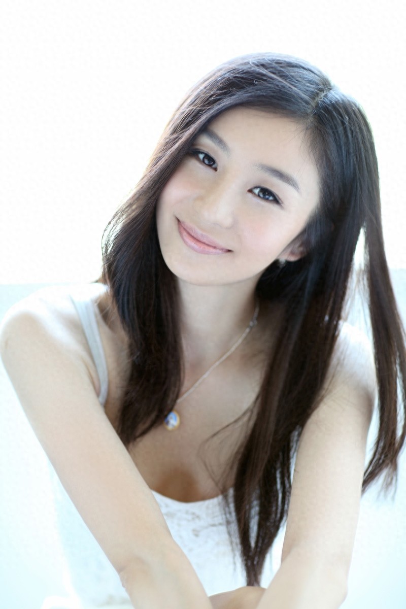 陶慧娜因拥有清澈透明的双眸、灿烂甜美的笑容，而被誉为军中之花