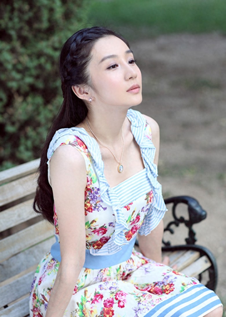 陶慧娜因拥有清澈透明的双眸、灿烂甜美的笑容，而被誉为军中之花