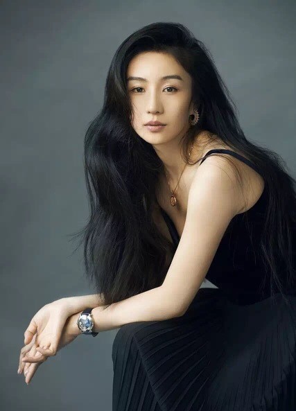 陶慧娜因拥有清澈透明的双眸、灿烂甜美的笑容，而被誉为军中之花