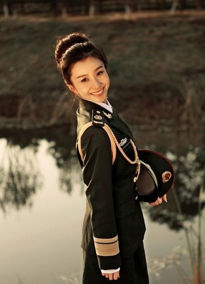 陶慧娜因拥有清澈透明的双眸、灿烂甜美的笑容，而被誉为军中之花