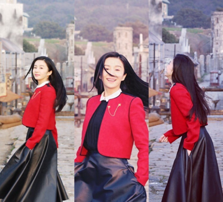 陶慧娜因拥有清澈透明的双眸、灿烂甜美的笑容，而被誉为军中之花