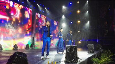​阿吉太重庆开唱遇暴雨 被赞最敬业唱作组合