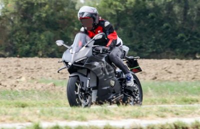 ​杜卡迪Panigale V4R新款曝光，全面黑化的合法赛车！