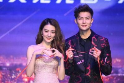 ​张铭恩抱徐璐跳进泡沫池小心思毕露，字幕调皮救场，果然是热恋中