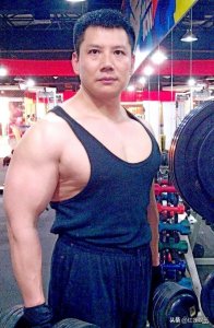 ​洋光，1965年出生江西，饰演曹仁，因肌肉壮被网友称为“肌肉仁”