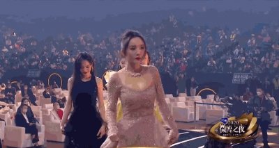 ​比伯不娶赛琳娜真明智，口头说霉霉是唯一好友，却跟小贝儿媳走近