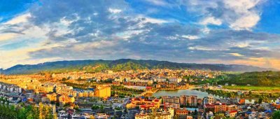 ​贵州黔东南一个县，被誉为“黔东第一关”，县城地处山间平坝