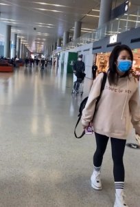 ​何洁官宣封肚后低调现身，面色蜡黄状态不佳，上身臃肿引猜测