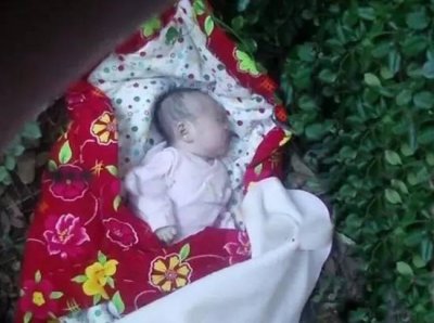 ​弃女学成博士，亲生父母拿50万认亲被拒，称自己只有一个父亲