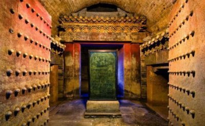 ​湖北挖掘梁庄王墓，出土大量文物，其中两块金砖至少价值一亿元