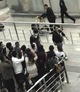 ​深圳地铁站恶性暴力事件：男子排队时遭殴打踩头，公共安