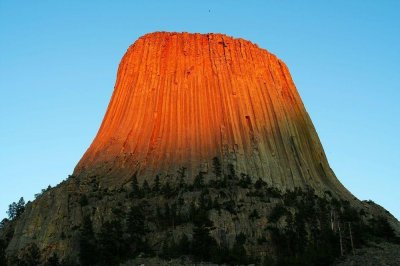 ​＂魔鬼塔＂海拔仅264米，却比珠峰还难登顶，吸引着众多攀岩者