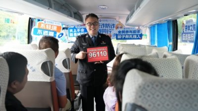 ​南宁大学城新生入学首日 警察叔叔送上特别“见面礼”