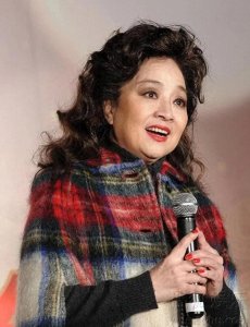 ​徐小凤：歌后传奇，坚守国籍，春晚破例，单身亦风华