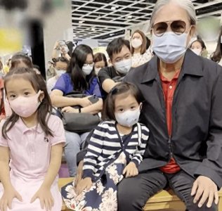 ​郭晶晶游瑞士曝光仨娃正脸照！8岁霍中妍被爷爷搂在怀，太受宠了