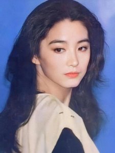 ​两个前夫毁她事业，女儿让她重燃斗志，47岁的黄奕早就翻身了