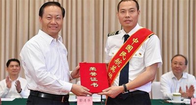 ​2018年川航3U8633事故，机长刘传健力挽狂澜，34分钟救119名乘客