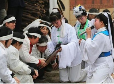 ​河南5旬职业哭丧女，一年哭70多场磕头上万次，如今已买下一套房