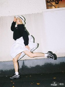 ​1人2狗733公里，玩转自媒体、广告和话剧，60岁“大女孩”的沪漂记