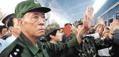 ​98年抗洪，群众跪下求解放军别往江里跳：家不要了，求你们别跳了