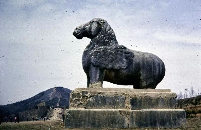 80年代乾陵：专家称地宫至少有500吨文物，郭沫若提议发掘被否决